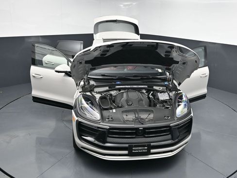 Used 2025 Porsche Macan AWD/4WD image 28