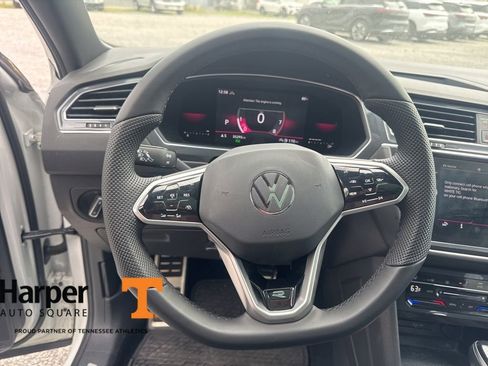 Used 2022 Volkswagen Tiguan SE R-Line image 17