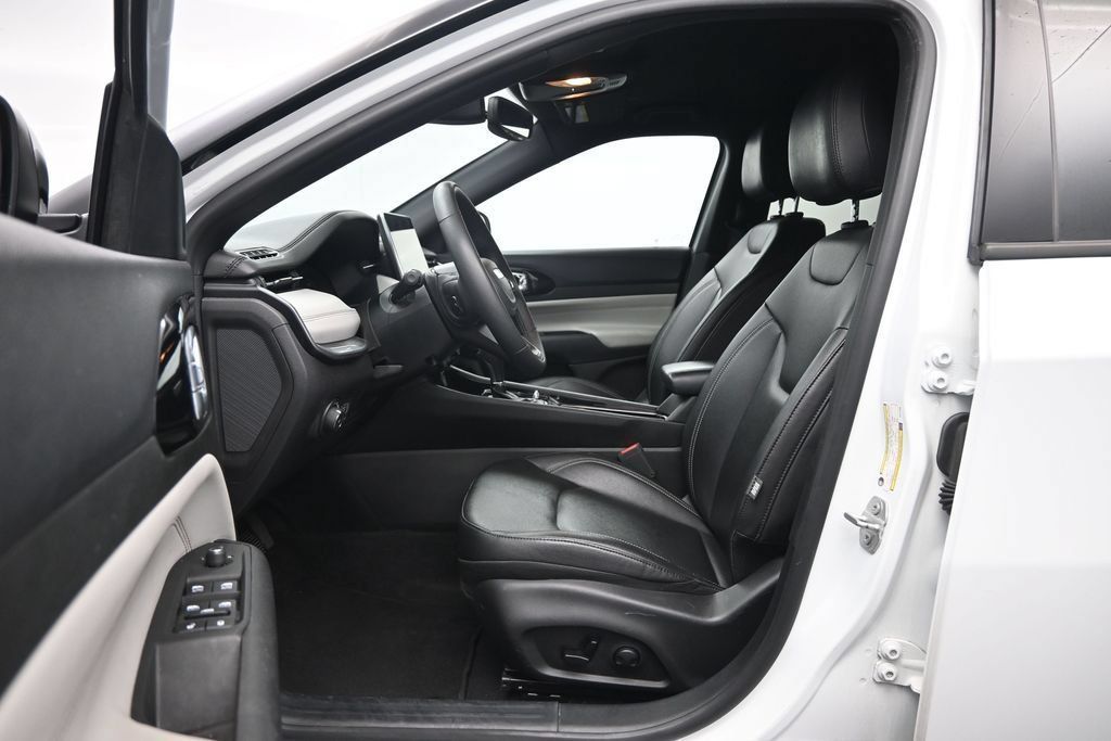 Used 2025 Jeep Compass Limited AWD/4WD image 23