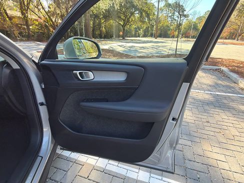 Certified 2025 Volvo XC40 B5 Core image 57