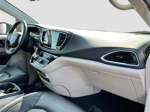 Used 2023 Chrysler Pacifica Touring-L FWD image 29