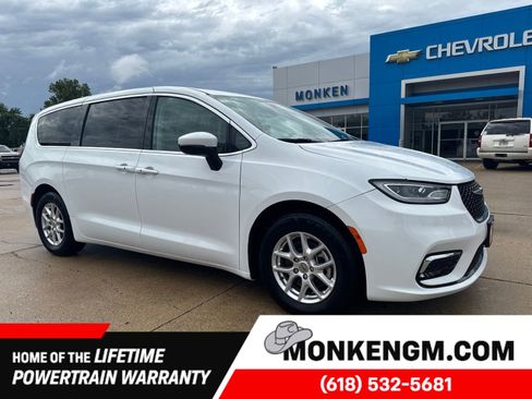 Used 2023 Chrysler Pacifica Touring-L FWD image 1