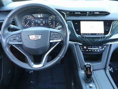 Used 2024 Cadillac XT6 Premium Luxury image 15