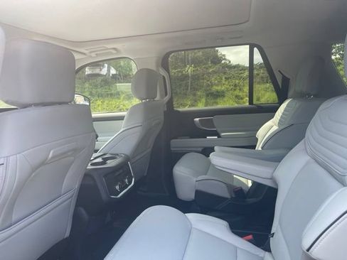 Used 2025 Ford Expedition Max Platinum w/ Platinum Ultimate Package AWD/4WD image 9