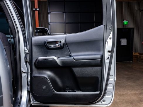 Used 2016 Toyota Tacoma TRD Sport image 38