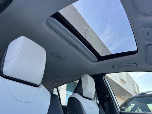 Certified 2022 Toyota Prius XLE w/ Premium Convenience Package FWD image 17