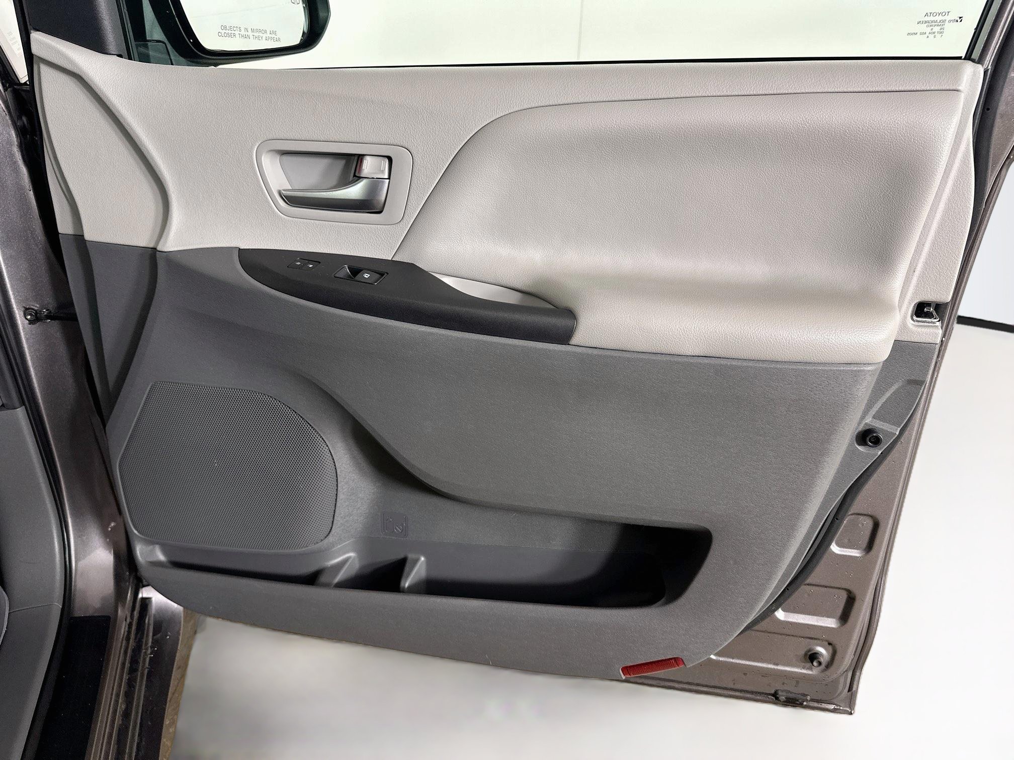 Used 2020 Toyota Sienna LE FWD image 32