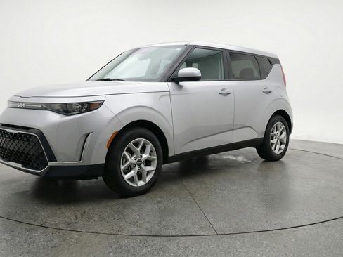 Used 2025 Kia Soul LX w/ LX Technology Package FWD image 3