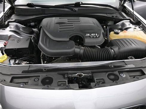 Used 2017 Chrysler 300 C image 22