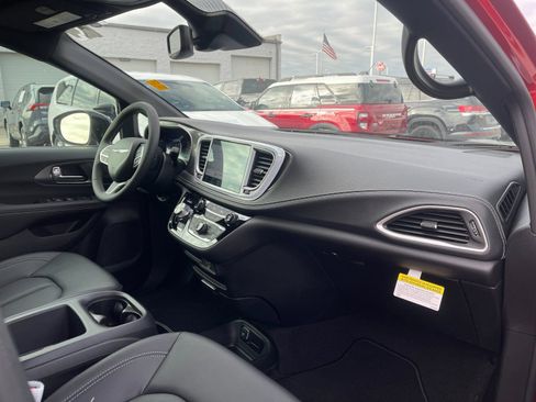 New 2026 Chrysler Pacifica Select image 18