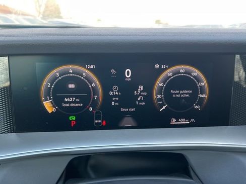 Used 2025 Volkswagen Tiguan SE w/ Panoramic Sunroof Package image 15