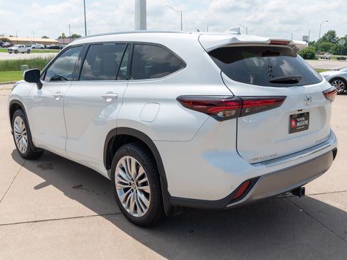 Used 2024 Toyota Highlander Platinum AWD/4WD image 24