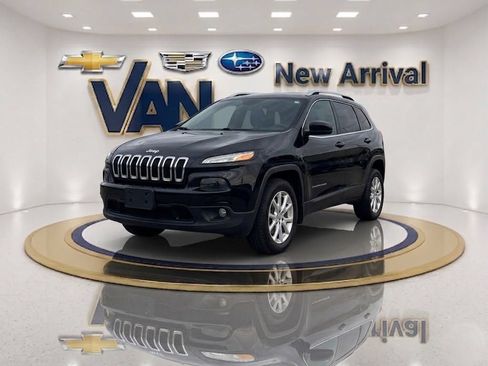 Used 2018 Jeep Cherokee Latitude Plus w/ Comfort/Convenience Group AWD/4WD image 1
