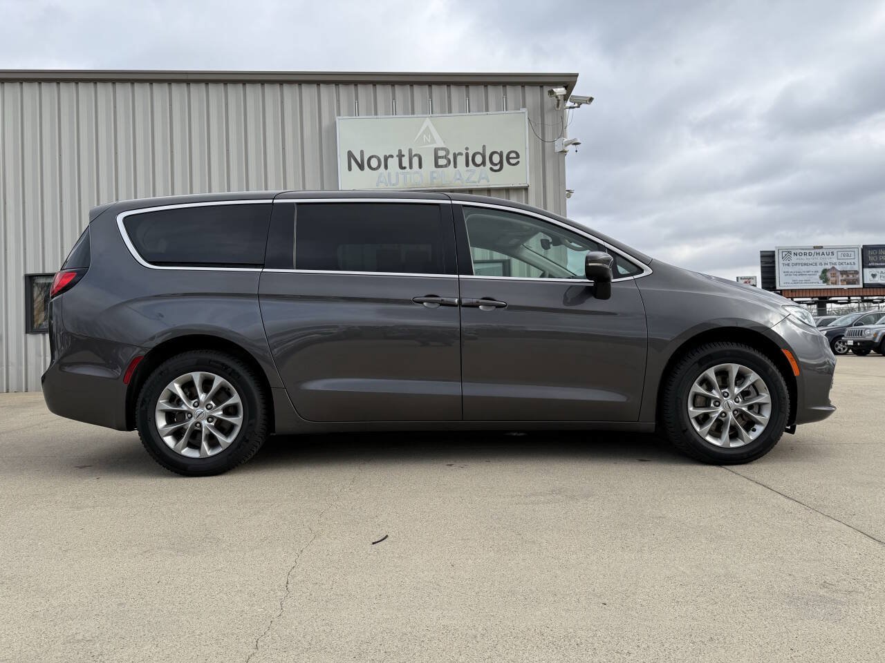 Used 2023 Chrysler Pacifica Touring-L AWD/4WD image 30
