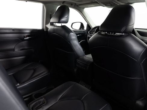 Used 2022 Toyota Highlander XLE FWD image 25