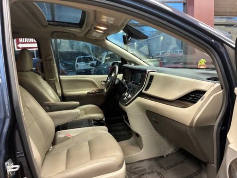 Used 2018 Toyota Sienna XLE Premium image 32