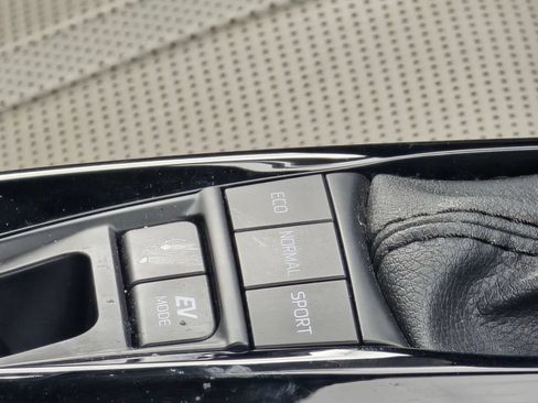 Used 2025 Toyota Camry XLE AWD/4WD image 18