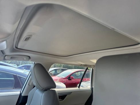 Used 2019 Toyota RAV4 XLE Premium FWD image 4