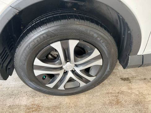 Used 2018 Toyota RAV4 LE image 10