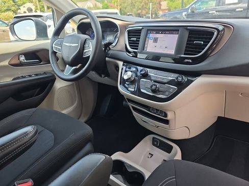 Used 2023 Chrysler Voyager LX FWD image 17