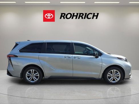 Used 2021 Toyota Sienna XSE image 5