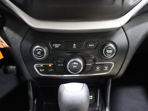 Used 2015 Jeep Cherokee Latitude FWD image 16