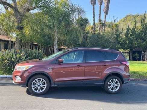 Used 2018 Ford Escape SE image 2