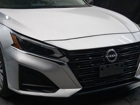 Used 2024 Nissan Altima 2.5 SV AWD/4WD image 3
