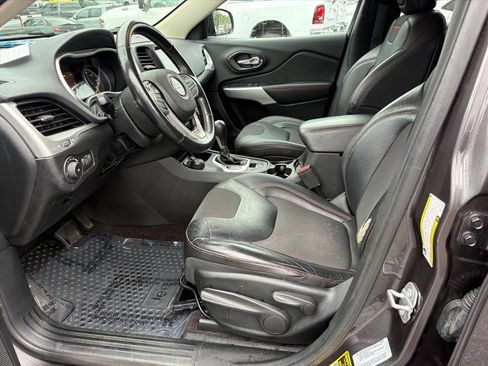 Used 2017 Jeep Cherokee Trailhawk w/ Cold Weather Group AWD/4WD image 12