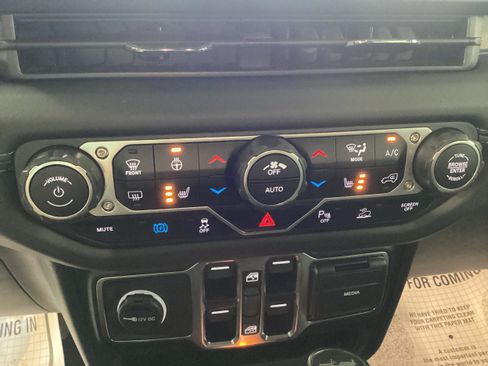 Used 2025 Jeep Wrangler Unlimited Sahara w/ Safety Group AWD/4WD image 28