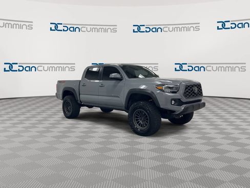 Used 2021 Toyota Tacoma TRD Off-Road w/ TRD Premium Off Road Package AWD/4WD image 2