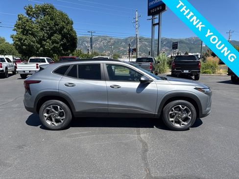 New 2025 Chevrolet Trax LT w/ Sunroof Package image 4