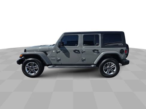 Used 2022 Jeep Wrangler Unlimited Sahara AWD/4WD image 5