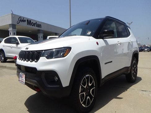 Certified 2025 Jeep Compass Trailhawk AWD/4WD image 2