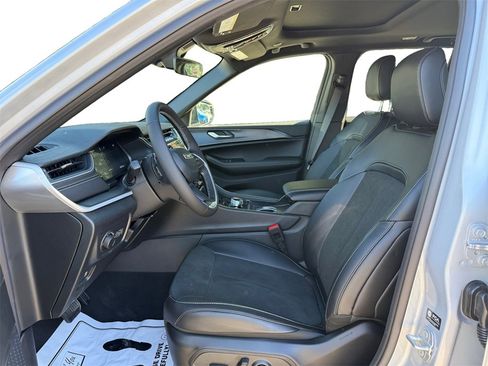 New 2025 Jeep Grand Cherokee Altitude image 9