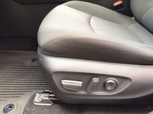 Used 2022 Toyota RAV4 XLE FWD image 13