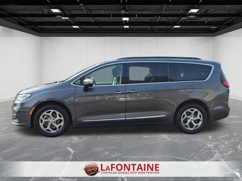 Used 2023 Chrysler Pacifica Limited FWD image 2