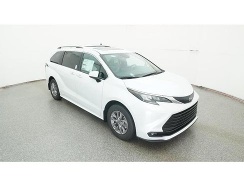 New 2026 Toyota Sienna XLE image 13