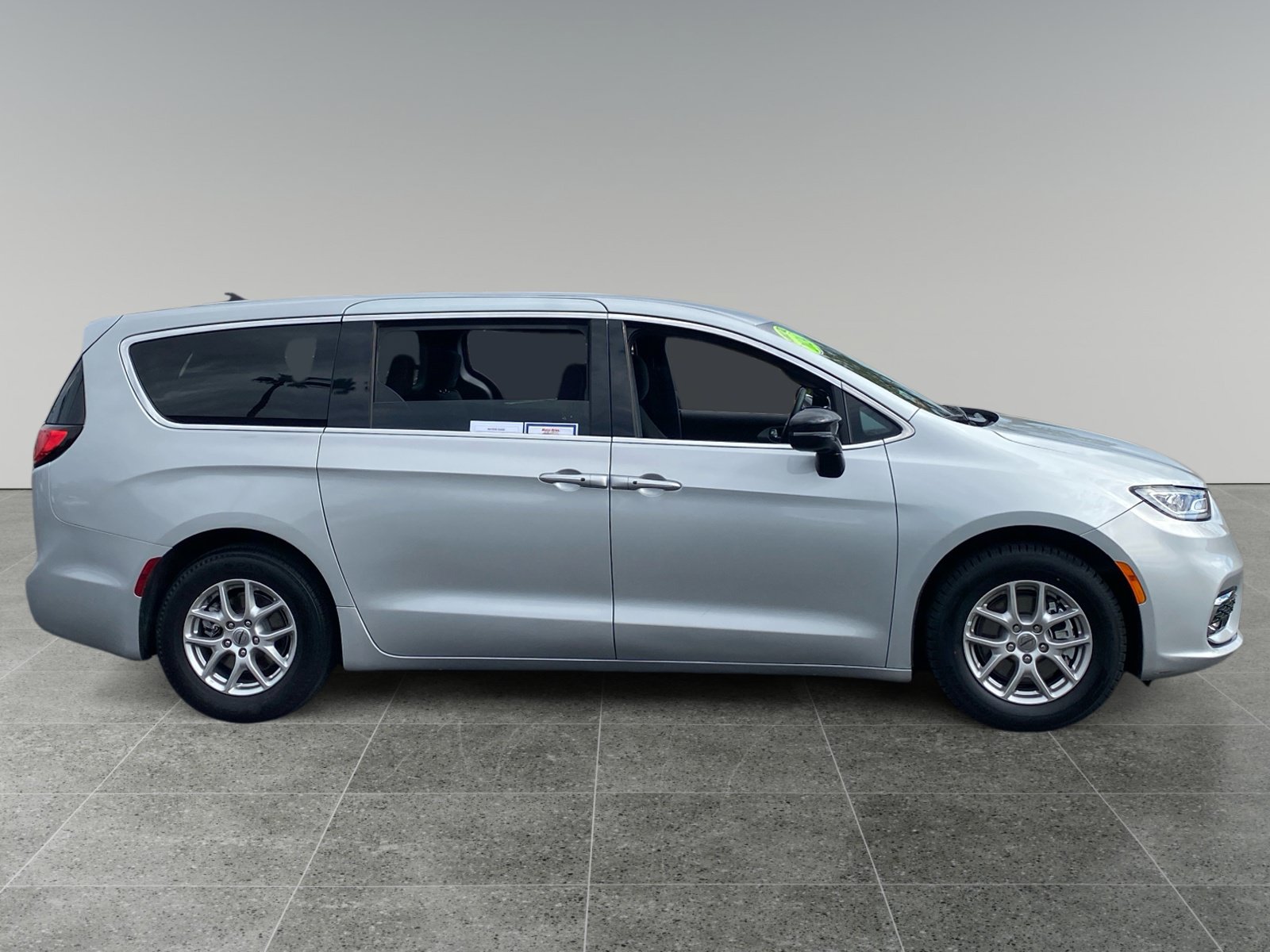 Used 2024 Chrysler Pacifica Touring FWD image 6