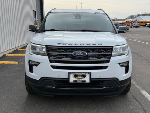 Used 2018 Ford Explorer XLT w/ XLT Appearance Package image 8