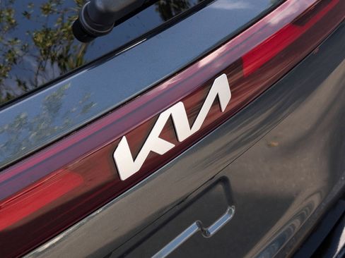 Certified 2025 Kia Seltos SX w/ SX Sunroof Package image 22