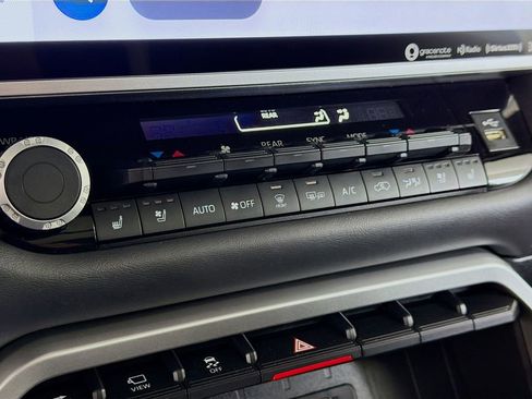 Used 2023 Toyota Sequoia Platinum AWD/4WD image 17