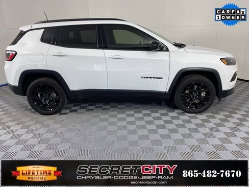 Used 2025 Jeep Compass Latitude w/ Altitude Special Edition image 8