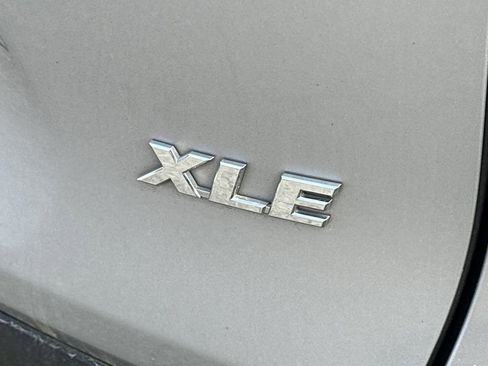 Used 2020 Toyota RAV4 XLE Premium image 8