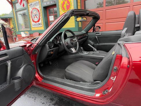 Used 2006 MAZDA MX-5 Miata Touring RWD image 18