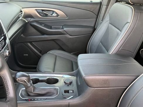 Used 2022 Chevrolet Traverse Premier FWD image 11
