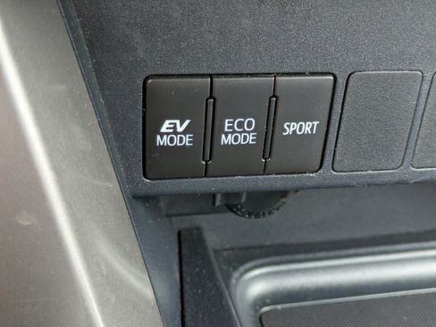 Used 2017 Toyota RAV4 XLE w/ Protection Package AWD/4WD image 29