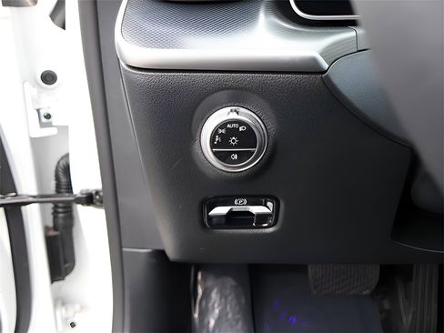 Used 2025 Mercedes-Benz C 300 4MATIC Sedan image 35