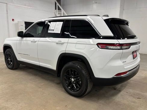 Used 2025 Jeep Grand Cherokee Laredo X AWD/4WD image 5