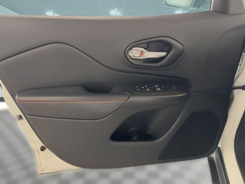 Used 2019 Jeep Cherokee Trailhawk AWD/4WD image 22